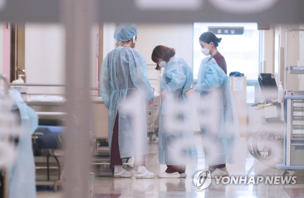 코로나19 바이러스 유행으로 병원에 환자가 크게 줄었다 [사진=연합뉴스]