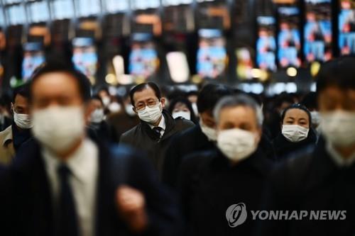 일본 도쿄 시민들이 마스크를 착용한채 거리를 지나고 있다 [사진=연합뉴스]