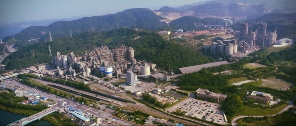 국내 최초의 석탄재 재활용 전문법인인 ‘코스처’를 통해 한국남부발전에서 발생한 석탄재 연 34만t이 국내 시멘트 등에 공급될 예정이다. 삼표시멘트 공장 전경