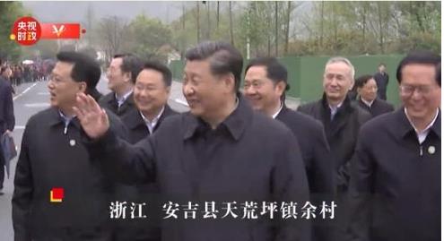 지난 30일 마스크를 벗은 채 저장성 한 시골에 방문한 시진핑 중국 국가주석. [사진=연합뉴스, 중국중앙TV 갈무리]