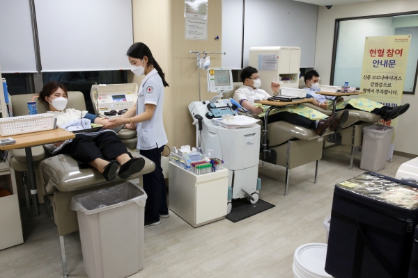 삼표그룹 임직원들이 2일 종로 헌혈의 집 광화문센터에서 헌혈봉사를 진행했다.
