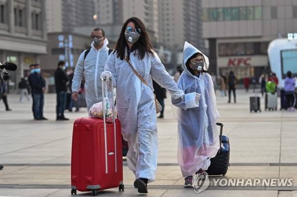 코로나19 봉쇄 해제된 우한 기차역 승객들. [사진=연합뉴스]