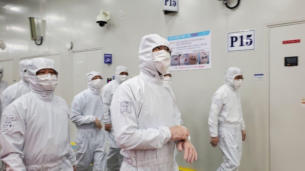 이재용 부회장이 중국 산시성에 위치한 삼성전자 시안반도체 사업장을 찾아 현장을 점검하는 모습. [사진=삼성전자 제공]