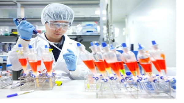 SK바이오사이언스 연구원이 백신 개발을 위한 R&D를 진행하고 있다.[사진=SK케미칼]