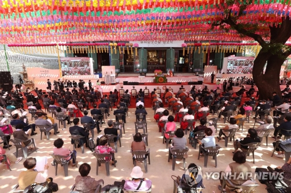 30일 종로구 조계사에서 부처님오신날 법요식이 열리고 있다.[사진=연합뉴스]