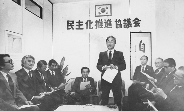 1984년 12월 11일, 김영삼 민추협 공동의장이 민추협 사무실에서 이듬해 2.12총선에 대한 방침을 발표하고 있는 모습. 당시 김대중 공동의장은 국내에 들어올 수 없는 상황이어서 김영삼 왼쪽에 앉아 있는 김상현 씨가 공동의장 대행을 맡고 있었다. ⓒ 민청련동지회
