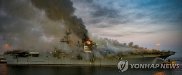 미 해군 강습함 보험리처드함서 화재…57명 부상[출처=연합뉴스]