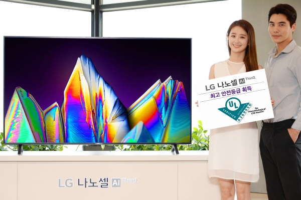 모델이 글로벌 안전과학회사 'UL'로부터 '광생물학적 LED 안전성' 검증을 받은 'LG 나노셀 TV'를 소개하고 있다. [사진=LG전자 제공]