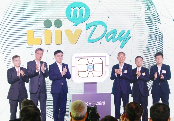 지난해 10월 'Liiv M(리브모바일)' 론칭행사에 참석한 하현회 LG유플러스 부회장, 허인 KB국민은행장(왼쪽부터).