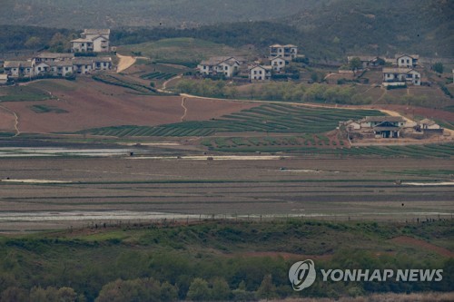 지난해 5월 가뭄으로 메마른 북한의 논 [사진=연합뉴스]