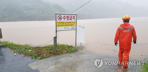 남부지방에 폭우가 내리면서 8일 오전 전남 구례군 섬진강의 물이 불어 범람 위기에 놓여 있다. [사진=연합뉴스]
