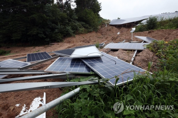 2020년 8월 8일 오후 충북 제천시 대랑동 태양광 설비가 산사태로 파손된 모습. [사진=연합뉴스]