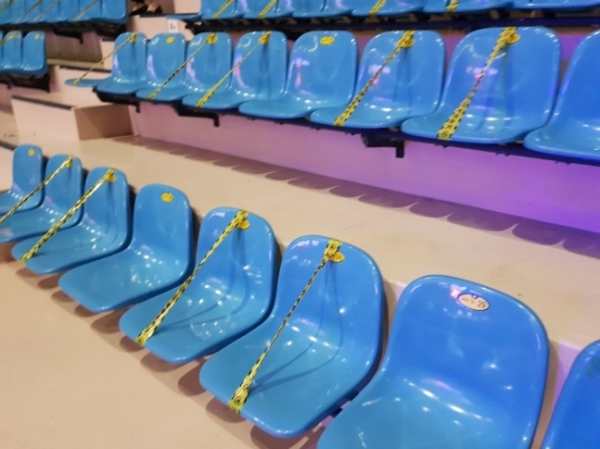 지난 9일 서울 송파구 올림픽공원 체조경기장(KSPO DOME)에서 열린 '미스터트롯'에서 거리두기를 위해 미사용 좌석에 테이프가 붙어있다. [출처=연합뉴스]