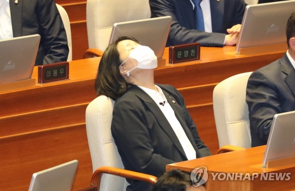 지난 6월 12일 국회 본회의에 참석한 윤미향 더불어민주당 의원. [사진=연합뉴스]
