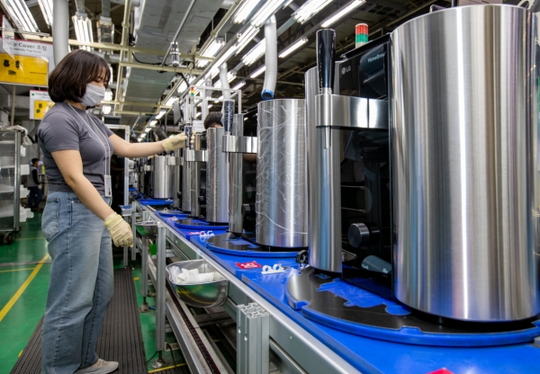 LG전자 직원들이 16일 경남 창원사업장에서 캡슐형 수제맥주제조기 'LG 홈브루'를 생산하고 있다. [사진=LG전자 제공]