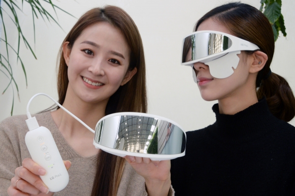 모델들이 LG전자가 새롭게 선보인 눈가 전용 뷰티기기 'LG 프라엘 아이케어'를 소개하고 있다. [사진=LG전자 제공]