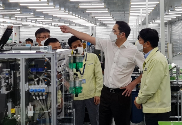 이재용 부회장이 20~21일 베트남 하노이 인근에 위치한 삼성 복합단지를 찾아 스마트폰 생산공장 등을 점검하는 모습. [사진=삼성전자 제공]