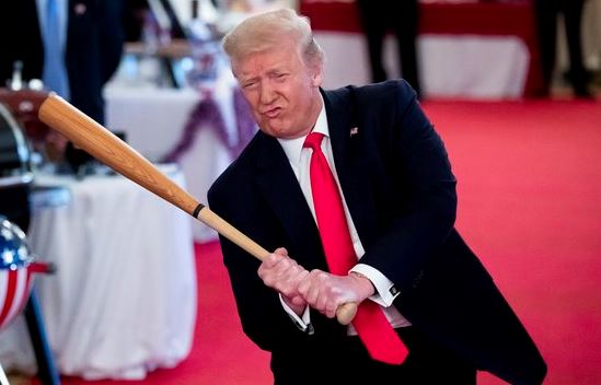 도널드 트럼프 미국 대통령이 지난 7월 워싱턴에서 열린 '스피릿 오브 아메리카' 박람회 행사 도중 전시된 야구 배트를 휘두르고 있다. 전 세계는 그의 나홀로 선거 불복 움직임을 우려의 시선으로 바라보고 있다. [EPA=연합뉴스]