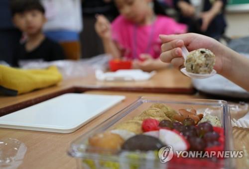 2019년 학교 비정규직 노동자 총파업 당시 도시락 먹는 학생들 [출처=연합뉴스]