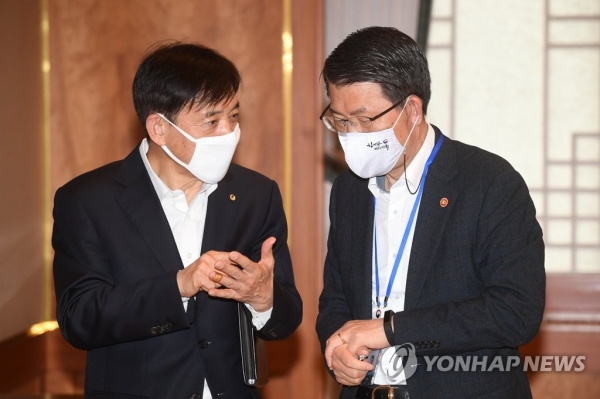 이주열 한국은행 총재(왼쪽)와 은성수 금융위원장. [사진=연합뉴스]