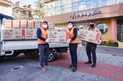 지난 8일 한화건설 봉사단이 서울 은평재활원에 방역물품을 전달하고 있다. [사진=한화그룹 제공]
