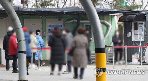 10일 서울 은평구 서울시립서북병원 선별진료소에서 시민들이 코로나19 검사를 기다리고 있다. [사진=연합뉴스]