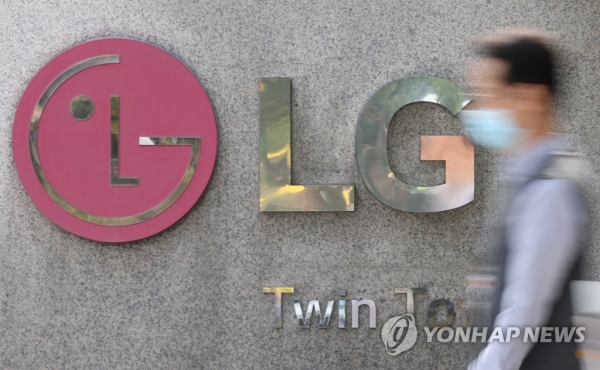 사진은 12일 LG화학 본사가 있는 서울 영등포구 여의도 LG 트윈타워 모습.[사진=연합뉴스]