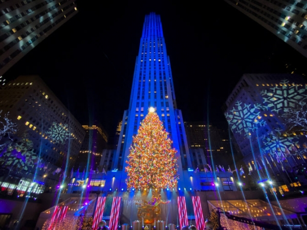 미국 뉴욕시 맨해튼의 록펠러센터 앞에 지난 2일(현지시간) 크리스마스 트리가 점등돼 있다. (사진=로이터 연합뉴스)