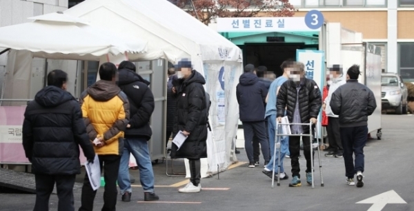 31일 오후 서울 중구 국립중앙의료원에 마련된 선별진료소를 찾은 시민들이 검사를 기다리고 있다. [출처=연합뉴스]