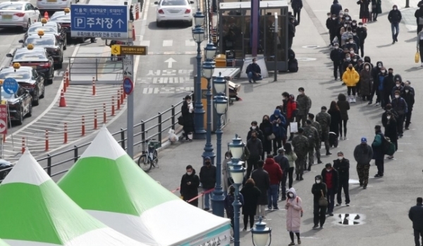 15일 오후 서울역에 마련된 코로나19 임시 선별검사소를 찾은 시민들이 길게 줄을 서 있다. 중앙방역대책본부는 이날 0시 기준으로 국내 코로나19 신규 확진자가 344명 늘어 누적 8만3천869명이라고 밝혔다. [출처=연합뉴스]