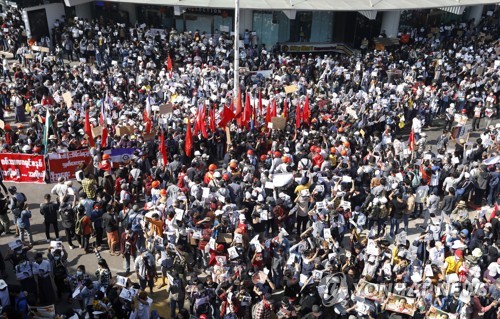 미얀마 쿠데타 반대 시위 현장. [사진=연합뉴스]