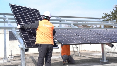 사회복지법인 소전원에 태양광 발전설비를 설치하는 모습. [사진=한화그룹 제공]