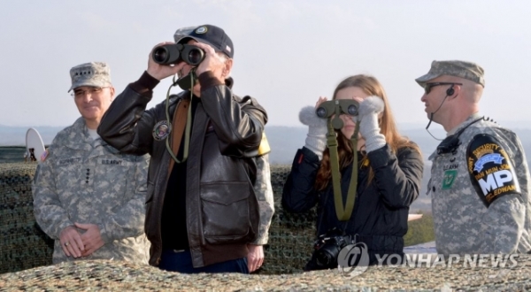 2013년 DMZ 방문해 북측 지역 바라보는 바이든 [출처=연합뉴스]