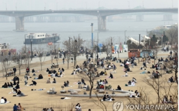 14일 오후 서울 영등포구 여의도 한강공원이 봄을 즐기려는 시민들로 북적이고 있다. [출처=연합뉴스]
