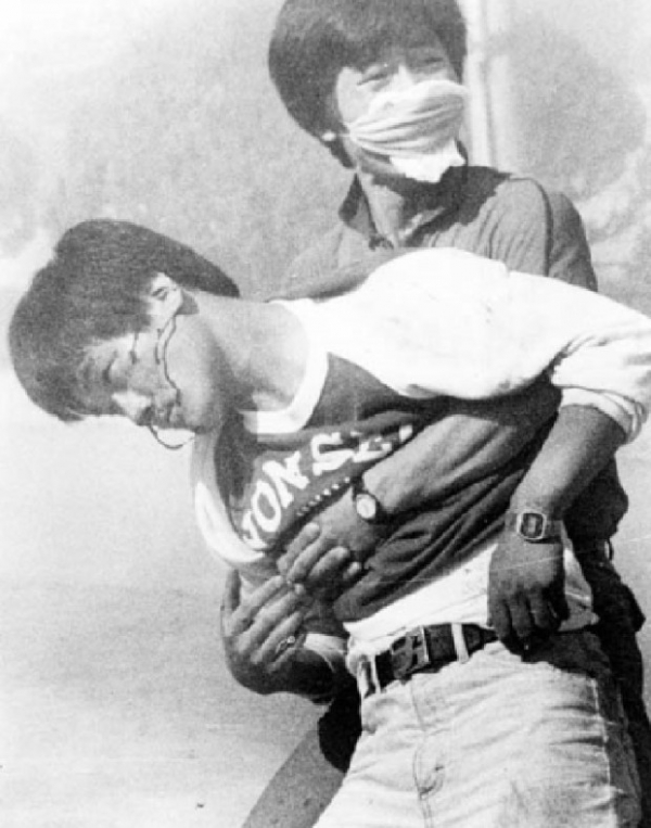 시위 중 최루탄에 뒷머리를 맞은 이한열. 로이터 통신 기자가 전세계에 타전한 이 사진 한장이 대한민국의 6월을 흔들어놓았다. [이한열 기념관]