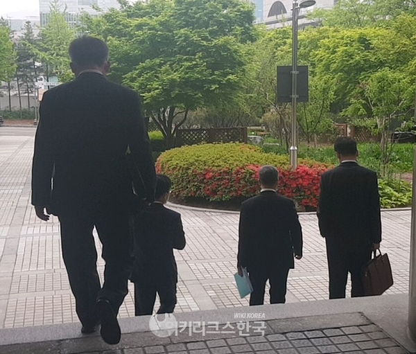 22일 오후 6시쯤 재판에 끝난 뒤 서울중앙지검 청사로 복귀하는 검사들. [사진=윤여진 기자]