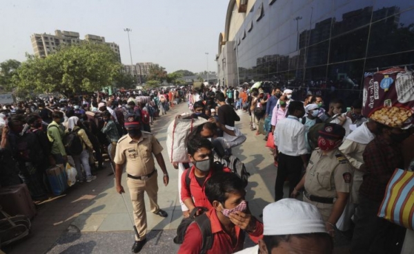 인도에서 시민들이 기차 탑승을 위해 마스크를 쓰고 줄을 서서 기다리는 모습 [출처=AP연합뉴스]