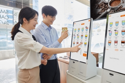 삼성전자 모델이 서울 삼성동에 위치한 '커피에 반하다 스마트 카페'에 설치된 삼성 키오스크를 소개하고 있다. [출처=삼성전자]