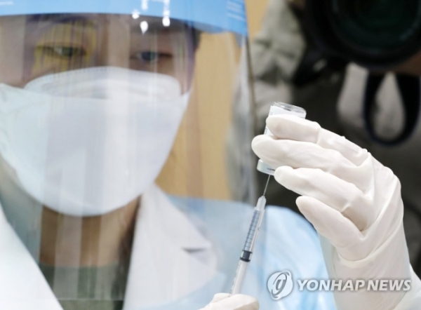 12일 오후 서울 중랑구 보건소에서 의료진이 아스트라제네카(AZ) 백신 접종 준비를 하고 있다. [출처=연합뉴스]