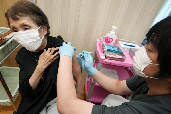 10일 일본 도쿄도(東京都) 기타구(北區)에서 고령자가 신종 코로나바이러스 감염증(코로나19) 백신을 맞고 있다. [사진출처=연합뉴스]