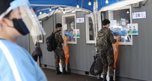 25일 오후 서울역 광장에 마련된 중구임시선별검사소에서 육군 병사들이 신종 코로나바이러스 감염증(코로나19) 선별검사를 받고 있다. [출처=연합뉴스]