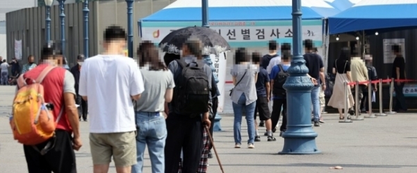 13일 오전 서울역 광장에 마련된 신종 코로나바이러스 감염증(코로나19) 임시선별검사소에서 시민들이 검사를 위해 대기하고 있다. [출처=연합뉴스]