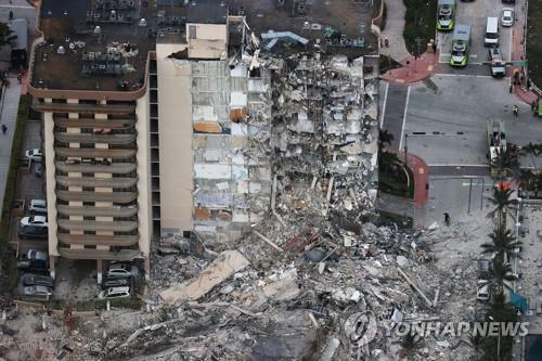 24일(현지시간) 새벽 미국 플로리다주 마이애미데이드카운티 서프사이드에 있는 아파트 일부가 붕괴했다. [출처=연합뉴스]
