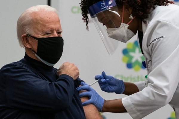 조 바이든 미국 대통령이 지난 해 12월 미국 델라웨어 뉴어크의 크리스티아나 케어에서 화이자의 신종 코로나바이러스 감염증(코로나19) 백신을 접종하고 있는 모습 [AFP연합뉴스]