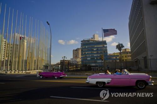 쿠바 주재 미국 대사관 앞으로 차들이 지나가는 모습 [출처=연합뉴스]