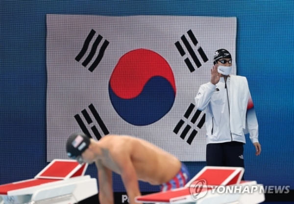 26일 일본 도쿄 아쿠아틱스 센터에서 열린 남자 자유형 200m 준결승전에 출전한 한국 황선우가 경기장으로 나오고 있다. [출처=연합뉴스]