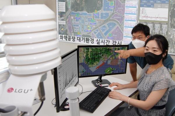 LG유플러스 직원들이 대기환경진단솔루션을 통해 화학공장 내 대기흐름을 확인하고 있는 모습. [출처=LG유플러스]