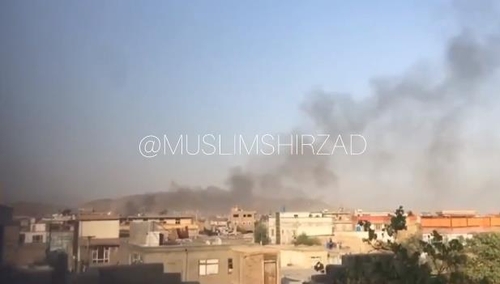로켓 공격을 받은 카불 공항 인근 지역에서 연기가 치솟는 모습 [출처=연합뉴스]
