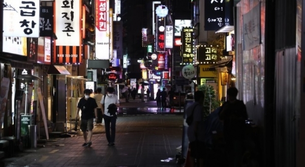23일 서울 종각역 인근에서 시민들이 오후 9시가 다가오자 귀가하고 있다. [출처=연합뉴스]