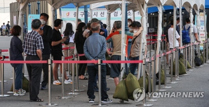 3일 오전 서울 중구 서울역 광장에 설치된 신종 코로나바이러스 감염증(코로나19) 선별검사소에 검사를 받으려는 시민들이 줄지어 서 있다. 연합뉴스